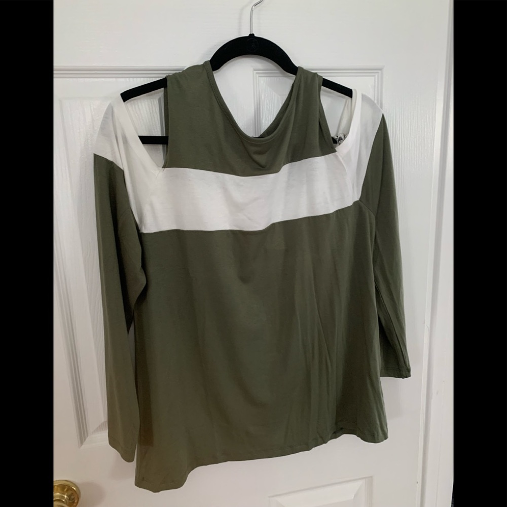 Milan Kiss cold shoulder long sleeve top! NWT